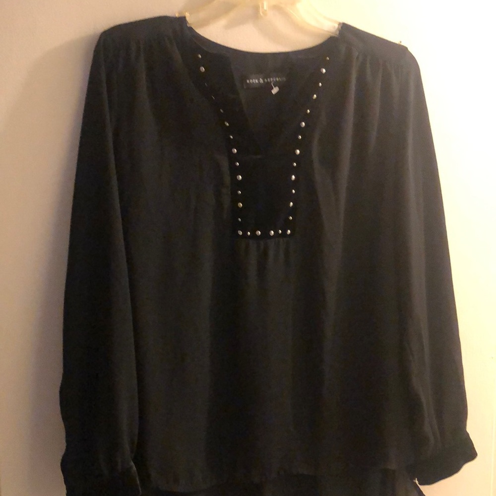Rock & Republic black velvet trim long sleeve blouse perfect for fall ❤️😍🍁
